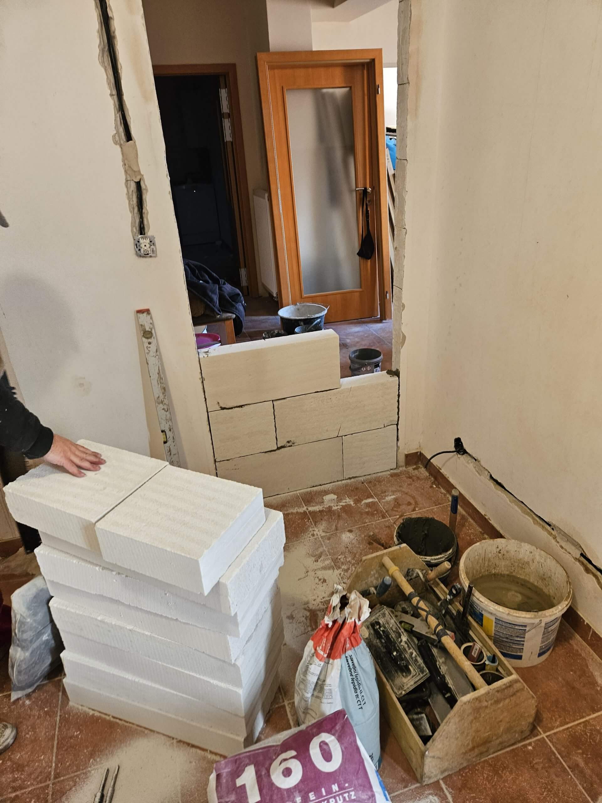 Díra po dveřích se musela zazdít